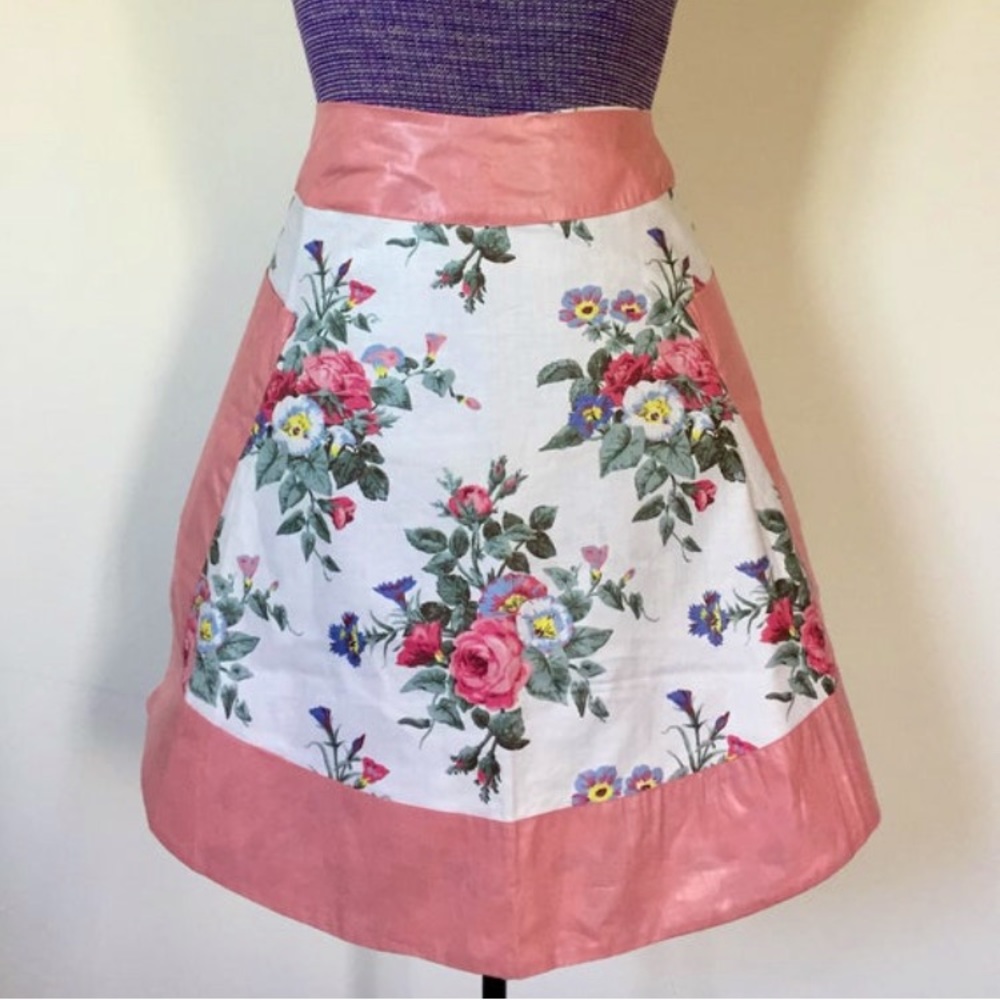 Vintage 1950s Reversible Pink Floral Pocket Apron Valentine’s Day